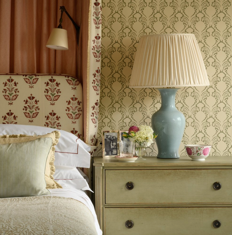 PLEATED LINEN LAMPSHADE IN CREAM